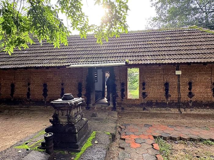 തിരുമുറ്റവും ബലിക്കല്ലും