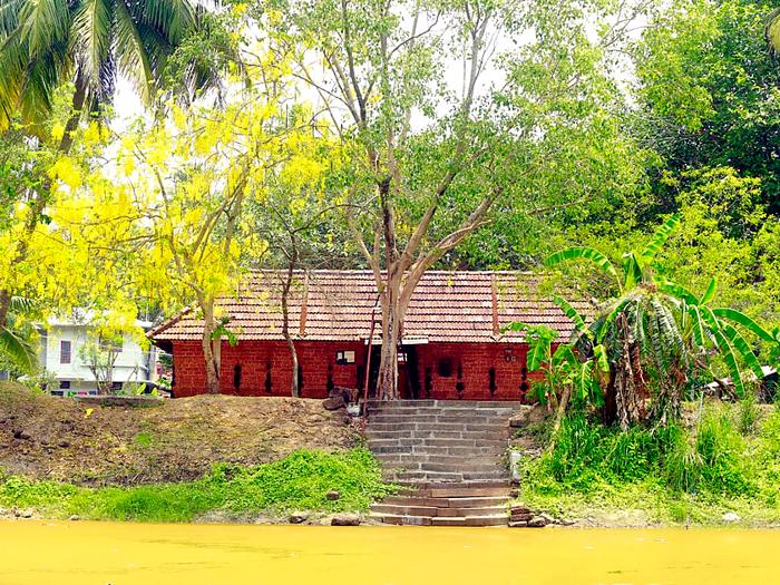 കുളക്കരയിൽ നിന്നുള്ള ക്ഷേത്രദൃശ്യവും പടിക്കെട്ടും
